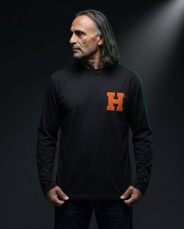 Herone Milano Sweatshirt Portico in Schwarz, Langarm-Sweatshirt mit orangefarbenem Chenille-H auf der Brust