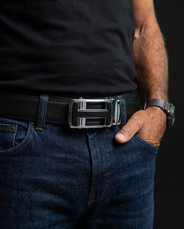 Gürtel Cordusio in Schwarz, Automatikschnalle in Chrom mit H-Motiv, getragen zu dunkler Jeans
