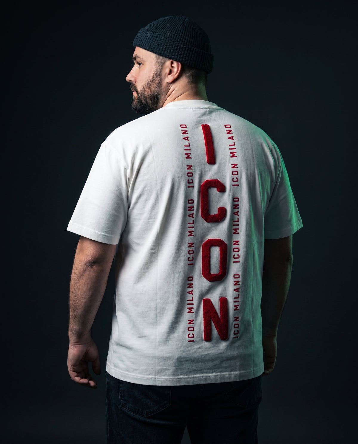Icon Milano T-Shirt Colonna in Weiß, Rückenansicht mit senkrechtem ICON-Chenille-Print, große Größen