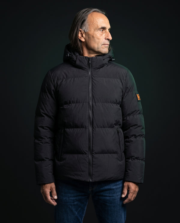 Herone Milano Jacke Brera in Schwarz, Kapuzen-Steppjacke mit orangefarbenem H-Badge am Ärmel