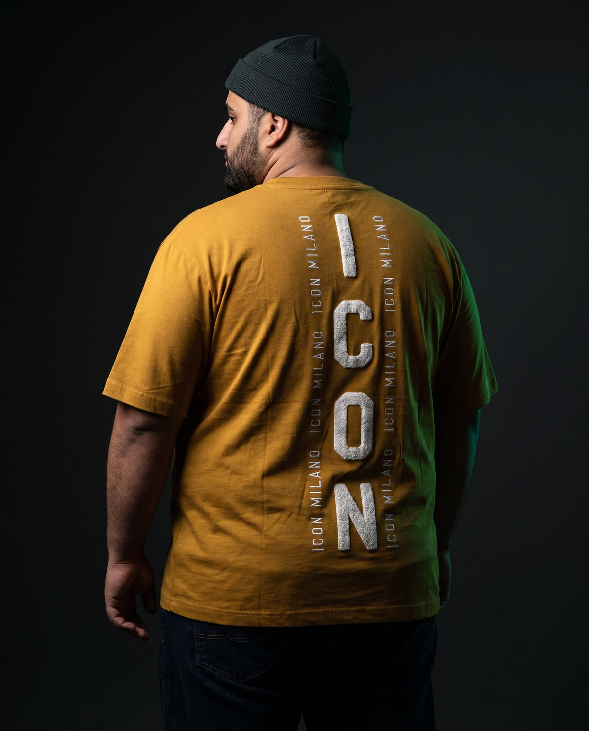 Icon Milano T-Shirt Colonna in Senf, Rückenansicht mit senkrechtem ICON-Chenille-Print, große Größen