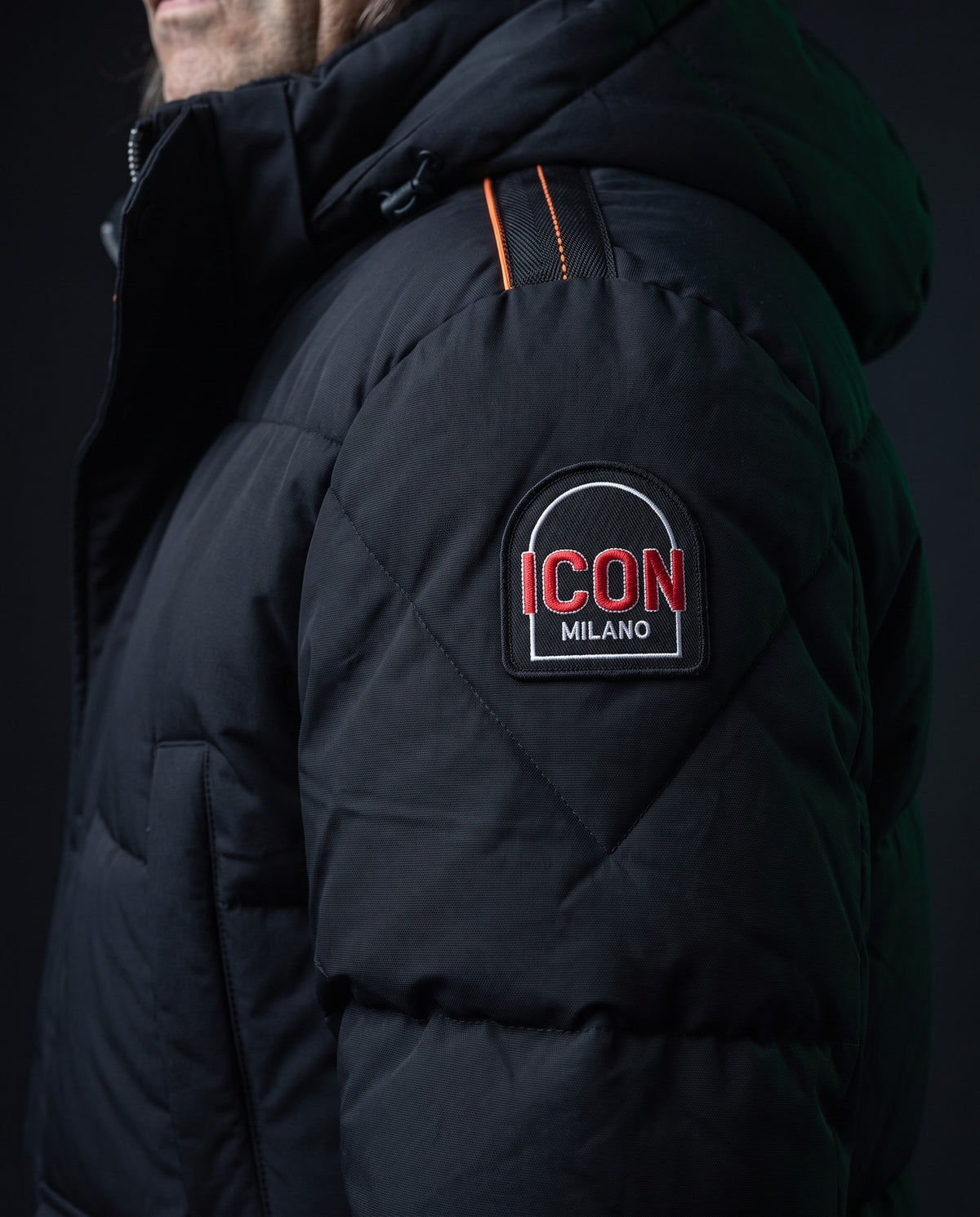 Icon Milano Jacke - Bormio in Schwarz, ICON-Milano-Patch am Oberarm im Detail