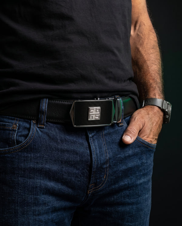 Gürtel Sempione in Schwarz, facettierte Chromschnalle mit Emblem, getragen zu dunkler Jeans
