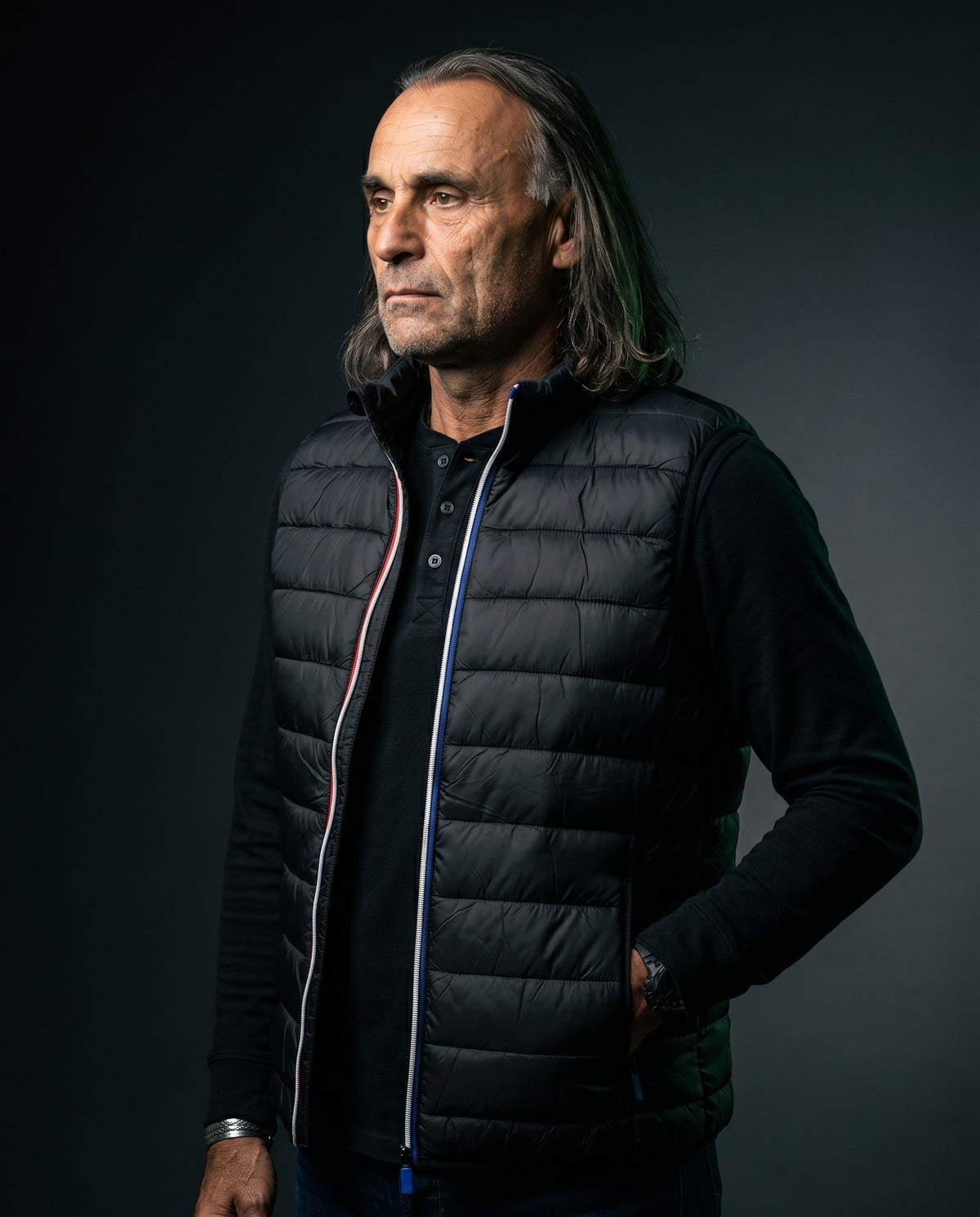 Pino trägt die Tricolor Weste — Editorial