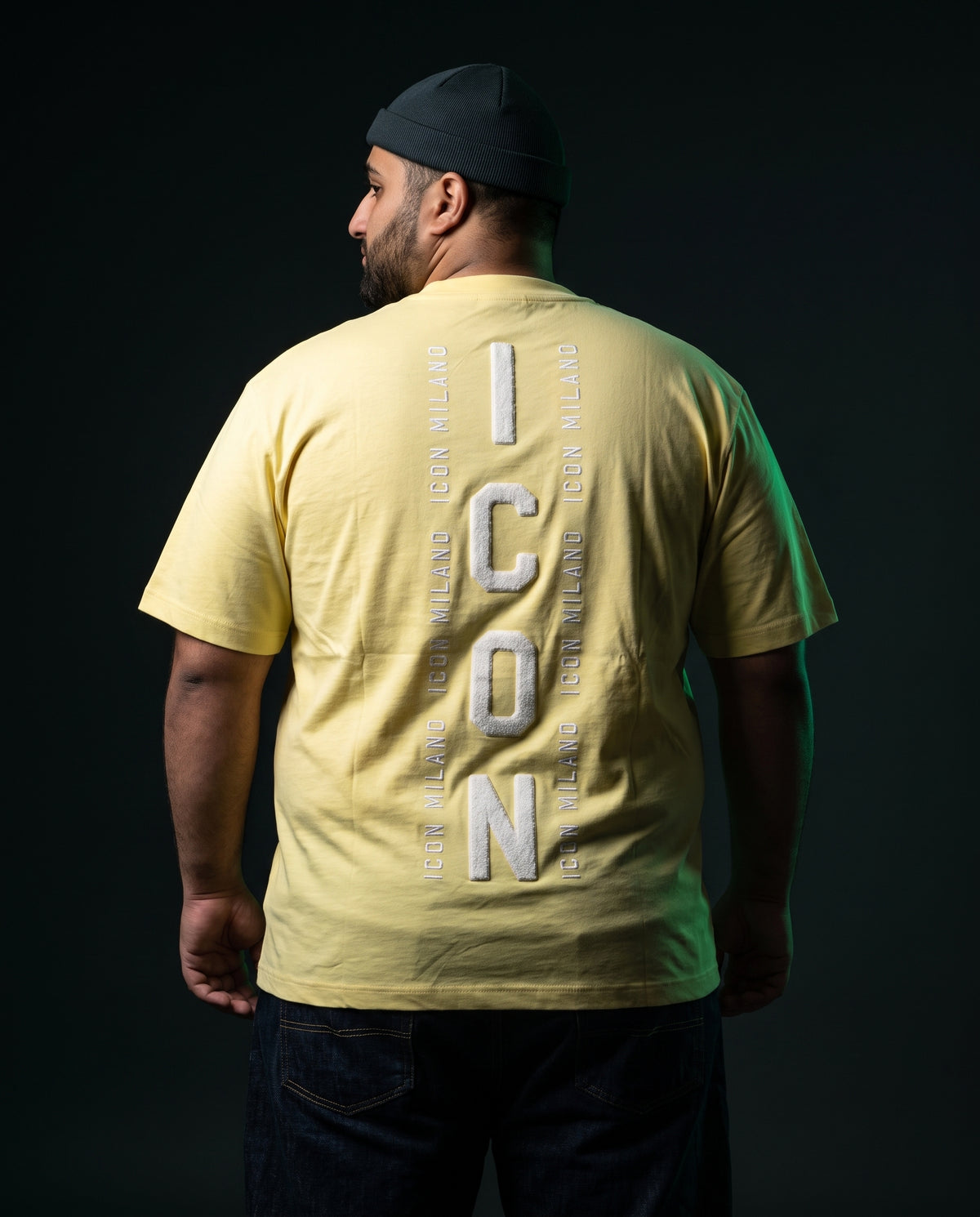 Icon Milano T-Shirt Colonna in Gelb, Rückenansicht mit senkrechtem ICON-Chenille-Print, große Größen
