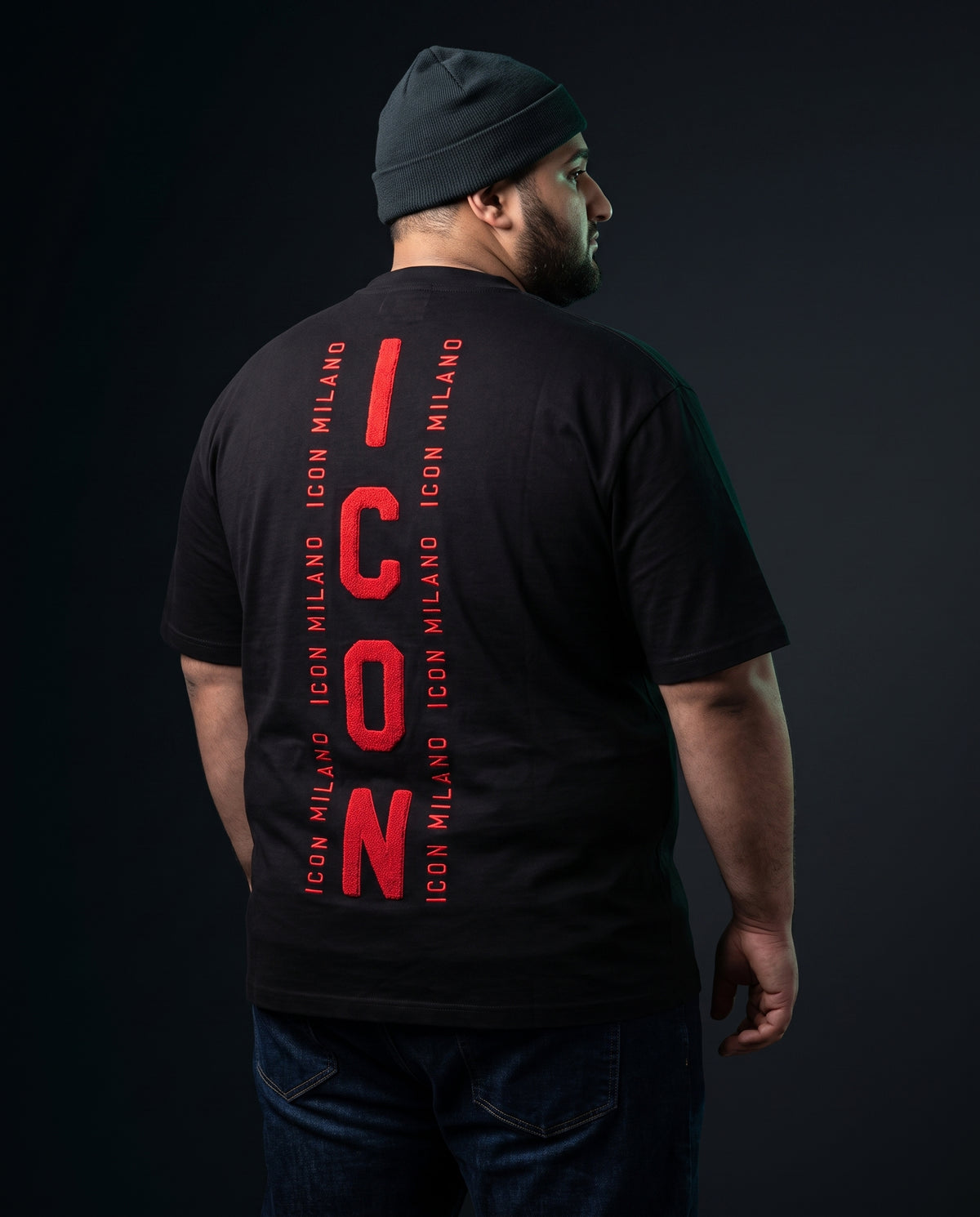 Icon Milano T-Shirt Colonna in Schwarz, Rückenansicht mit senkrechtem ICON-Chenille-Print, große Größen