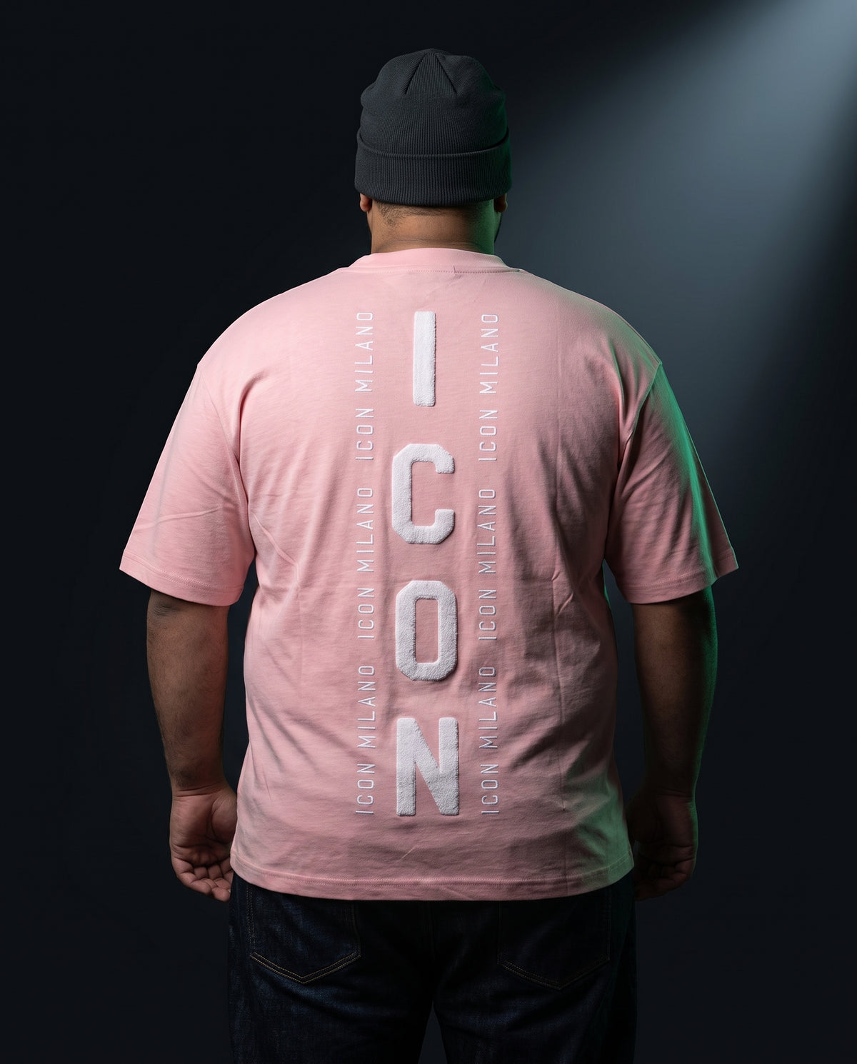 Icon Milano T-Shirt Colonna in Rosa, Rückenansicht mit senkrechtem ICON-Chenille-Print, große Größen