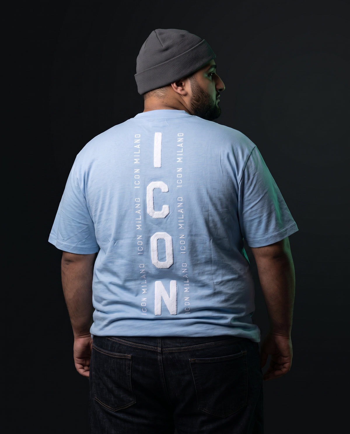 Icon Milano T-Shirt Colonna in Hellblau, Rückenansicht mit senkrechtem ICON-Chenille-Print, große Größen
