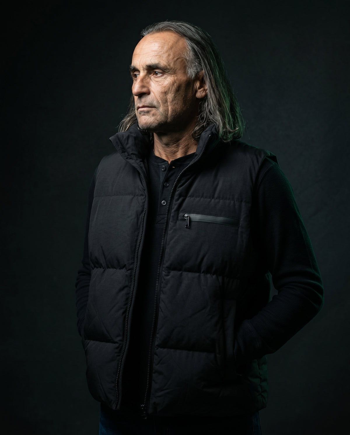 Pino trägt die Urban Shield Weste — Editorial