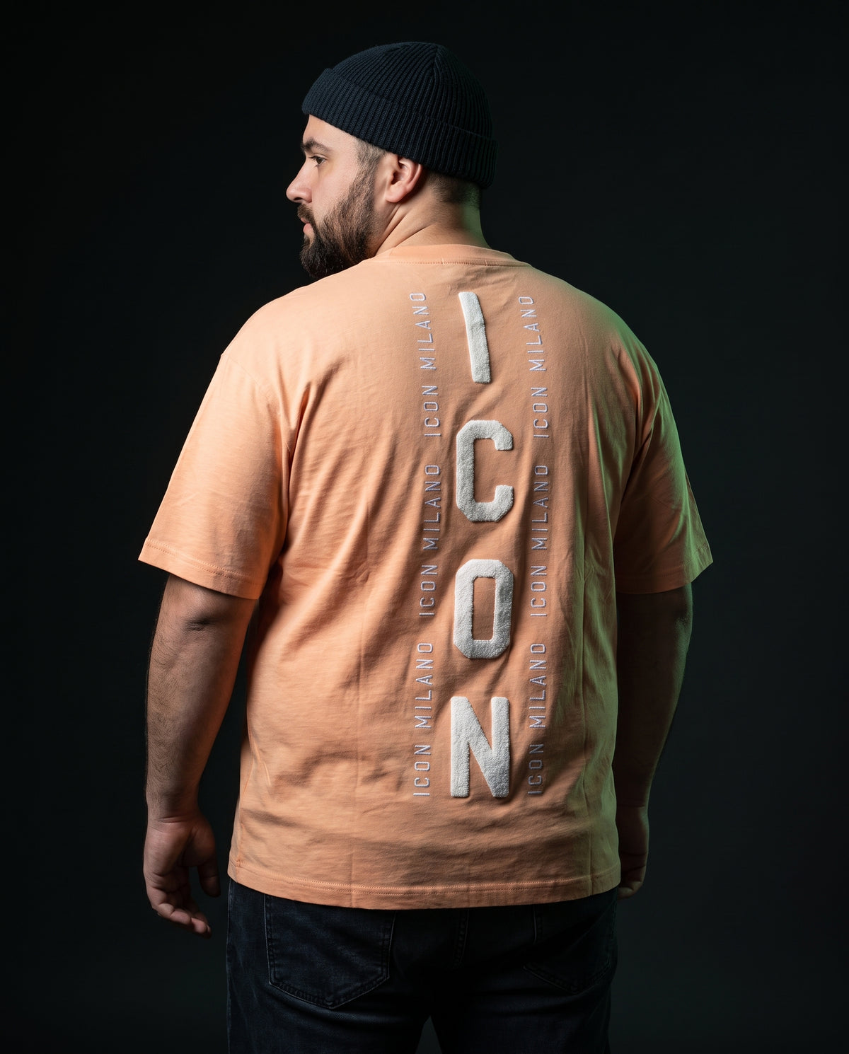 Icon Milano T-Shirt Colonna in Apricot, Rückenansicht mit senkrechtem ICON-Chenille-Print, große Größen