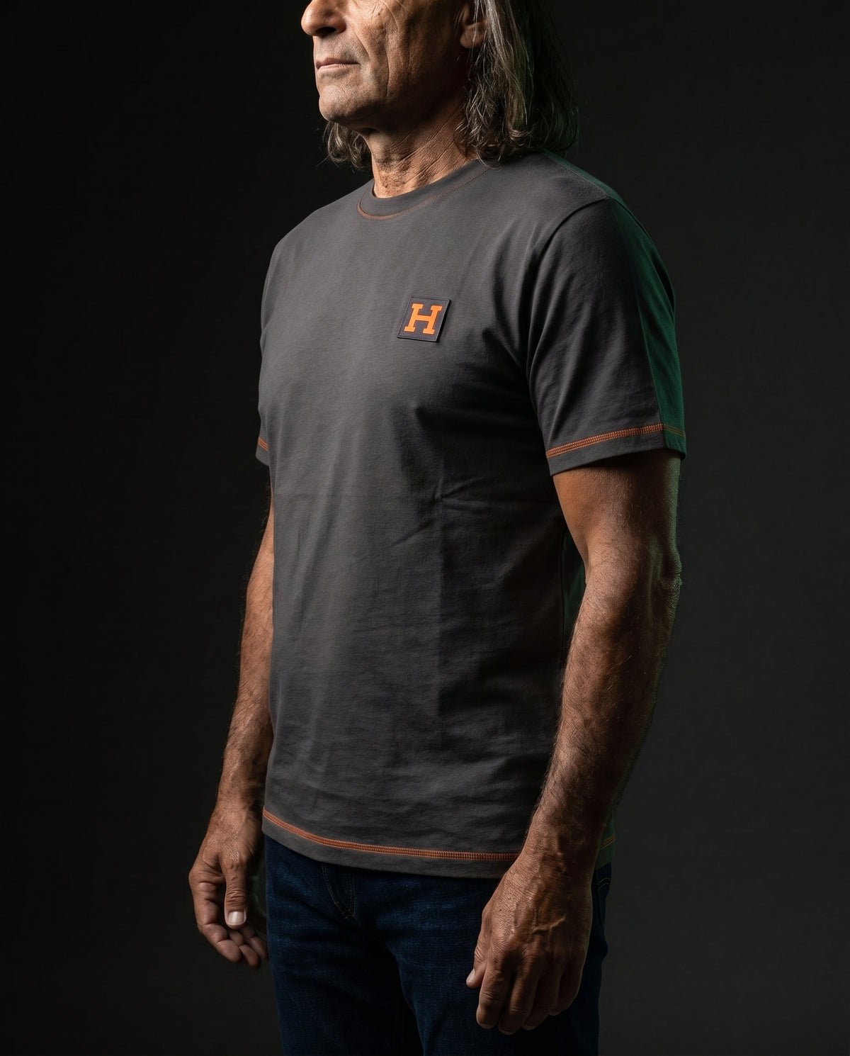 Herone Milano Corso Anthrazit – H-Logo auf der Brust